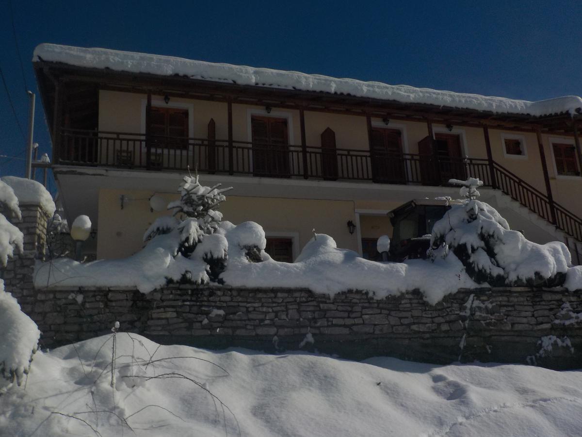 Enoikiazomena Petropoulos Aparthotel Ano Lousoi Exterior foto